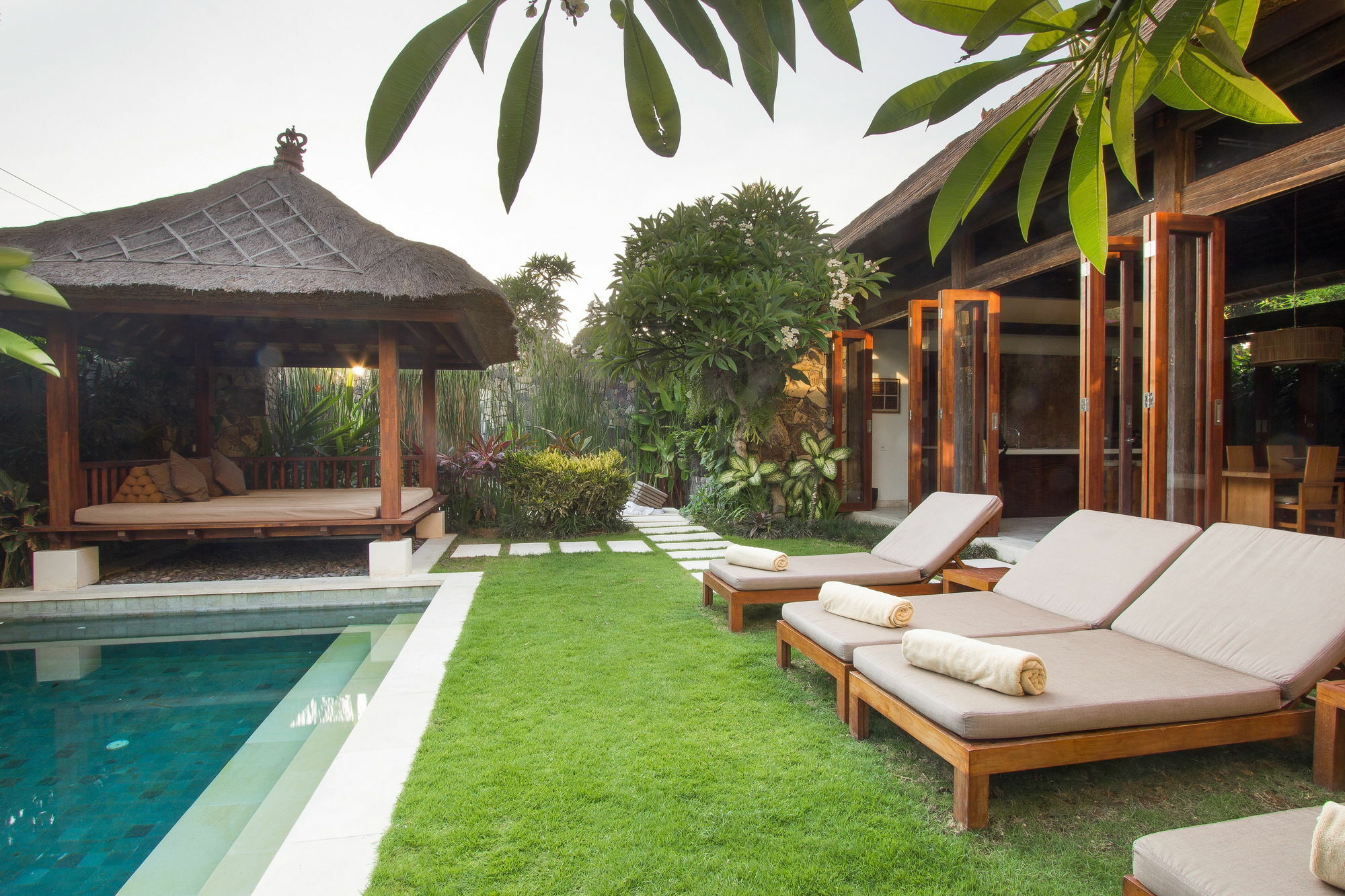 Villa Suar Seminyak Exteriör bild